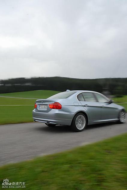 09款宝马3系轿车行驶动态