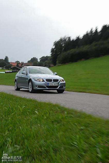 09款宝马3系轿车行驶动态