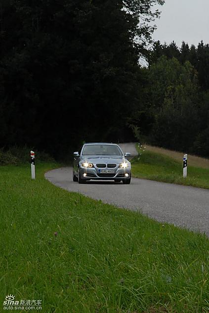 09款宝马3系轿车行驶动态