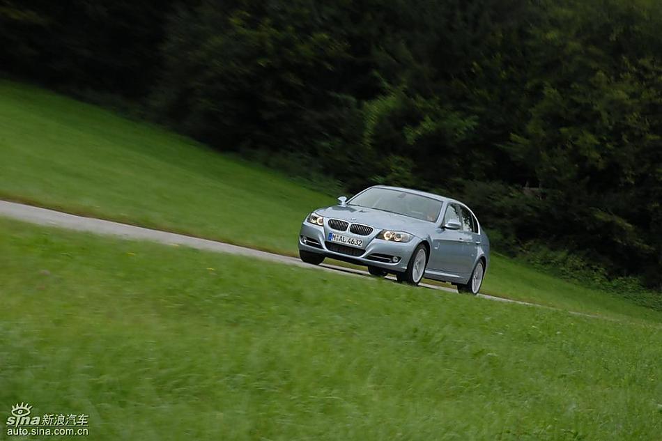 09款宝马3系轿车行驶动态