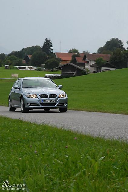 09款宝马3系轿车行驶动态