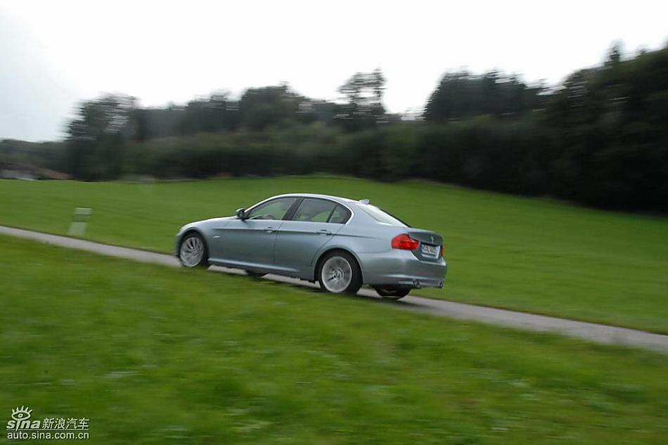 09款宝马3系轿车行驶动态