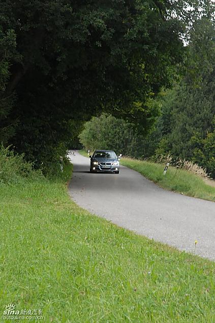 09款宝马3系轿车行驶动态