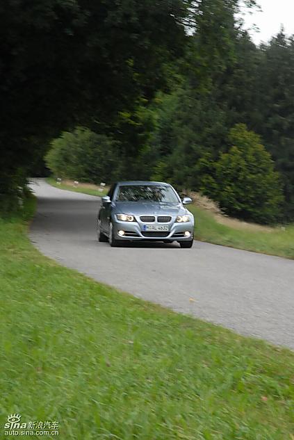 09款宝马3系轿车行驶动态