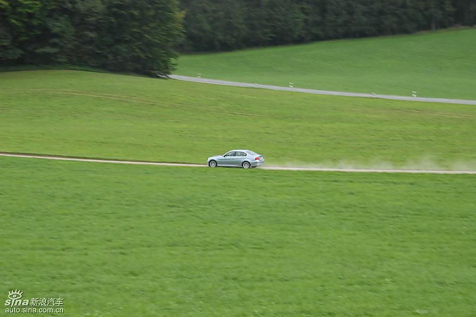 09款宝马3系轿车行驶动态