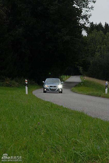 09款宝马3系轿车行驶动态