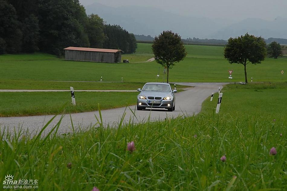 09款宝马3系轿车行驶动态