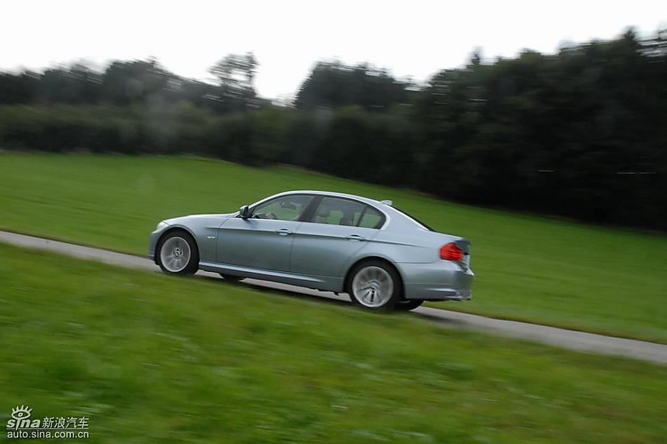 09款宝马3系轿车行驶动态