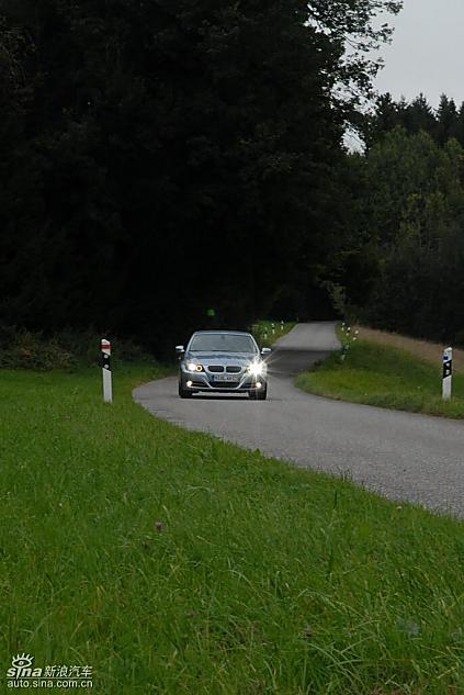 09款宝马3系轿车行驶动态