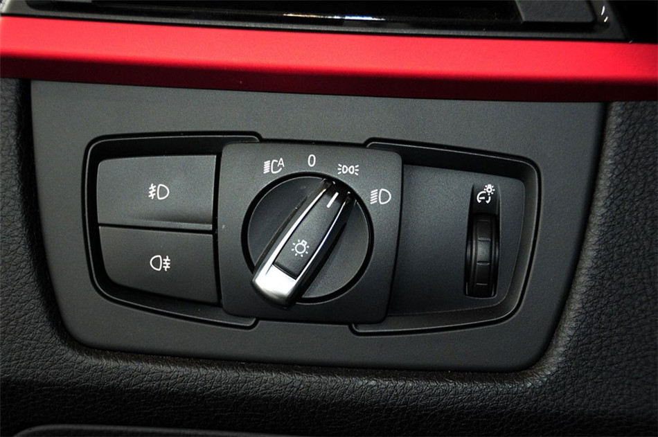 宝马320i 2013款 2.0T AT 运动型 内饰