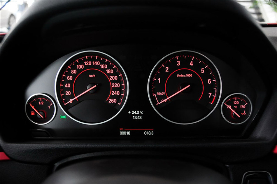 宝马320i 2013款 2.0T AT 运动型 内饰