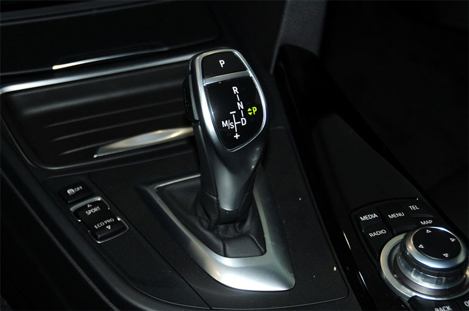 宝马320i 2013款 2.0T AT 运动型 内饰