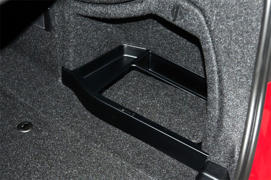 宝马320i 2013款 2.0T AT 运动型 座椅空间