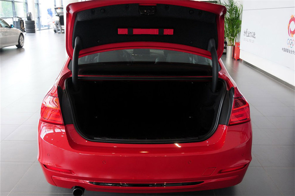 宝马320i 2013款 2.0T AT 运动型 座椅空间