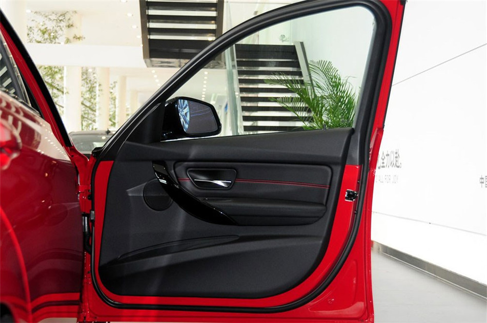 宝马320i 2013款 2.0T AT 运动型 座椅空间