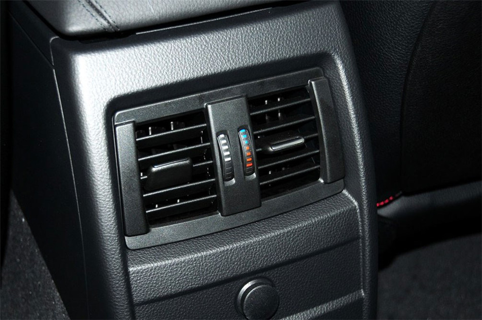 宝马320i 2013款 2.0T AT 运动型 座椅空间