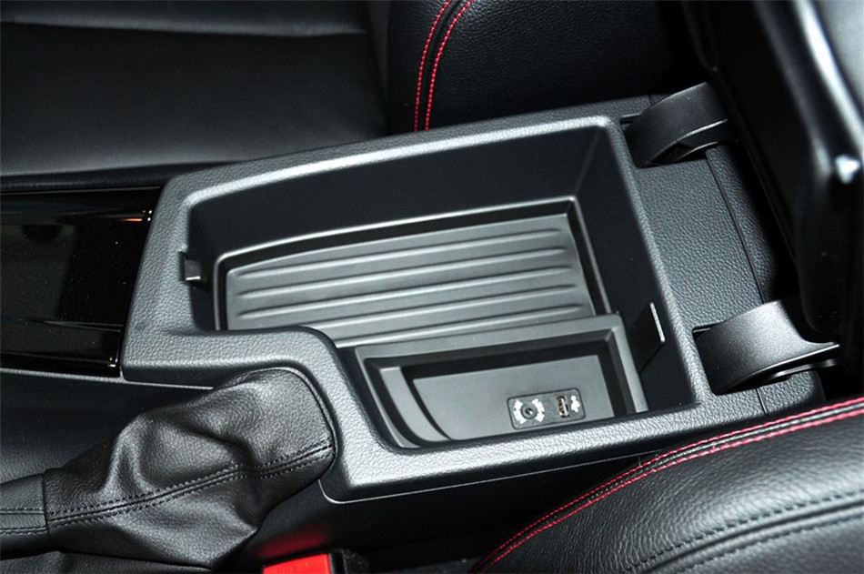 宝马320i 2013款 2.0T AT 运动型 座椅空间