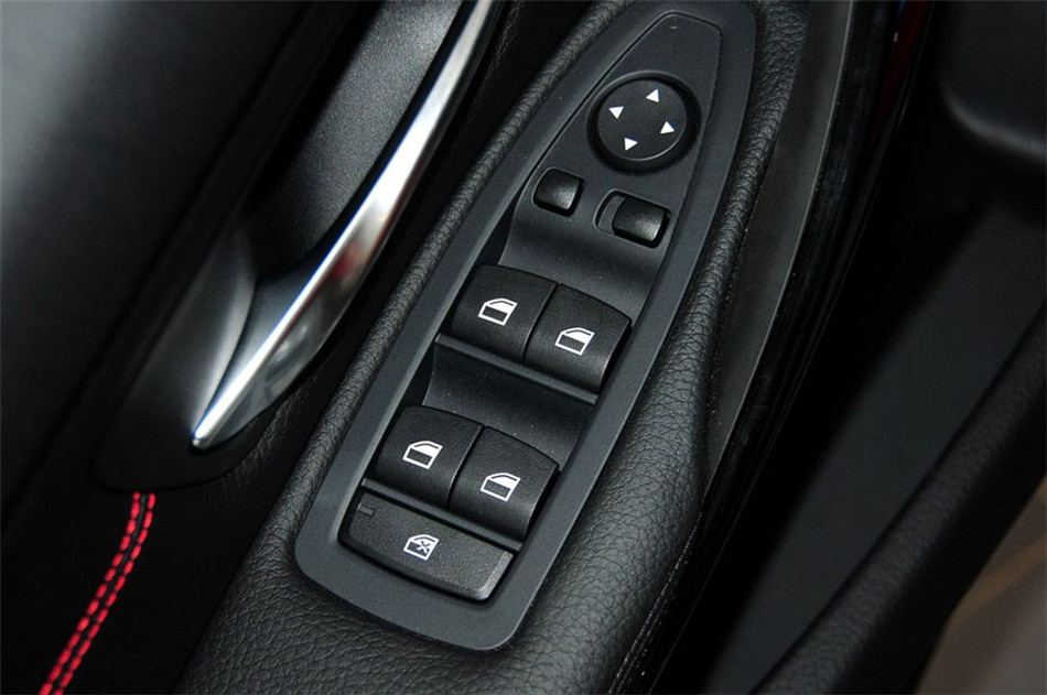 宝马320i 2013款 2.0T AT 运动型 座椅空间