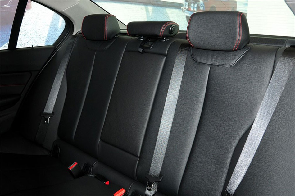 宝马320i 2013款 2.0T AT 运动型 座椅空间