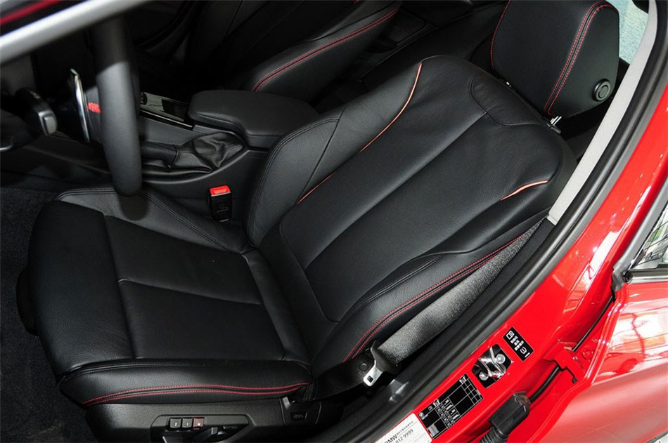 宝马320i 2013款 2.0T AT 运动型 座椅空间