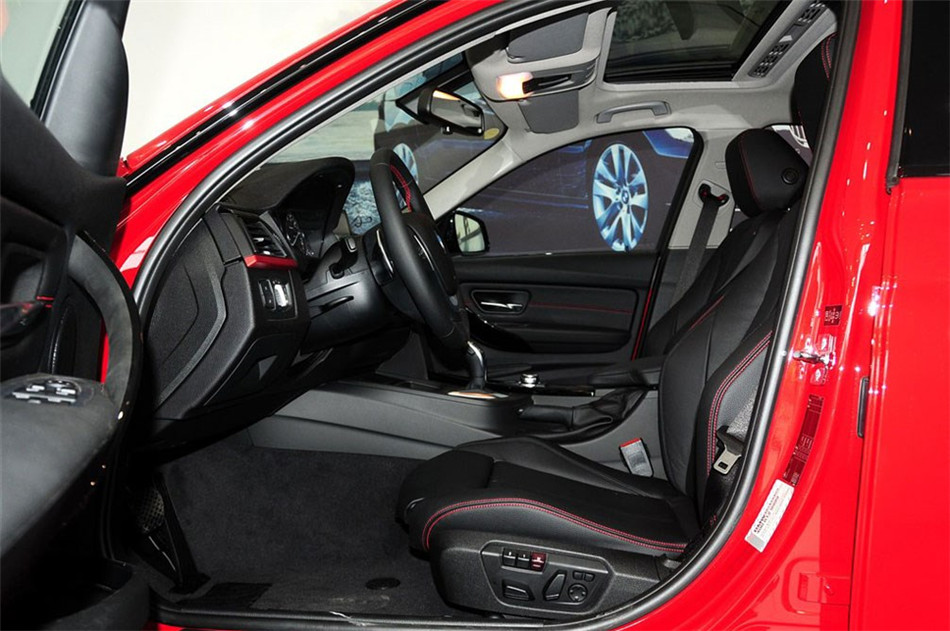 宝马320i 2013款 2.0T AT 运动型 座椅空间