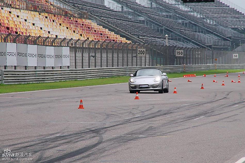 保时捷Boxster绕桩