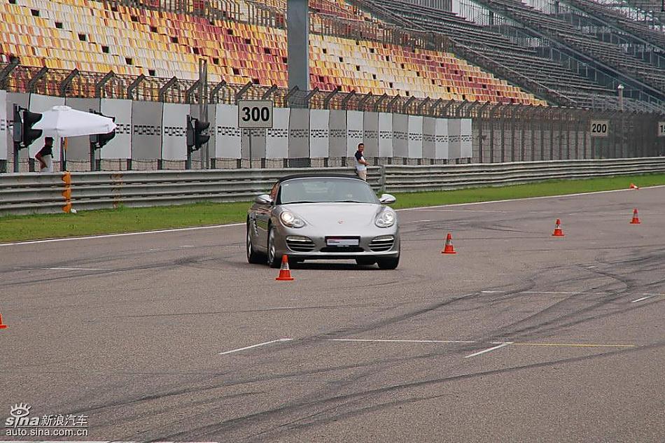 保时捷Boxster绕桩