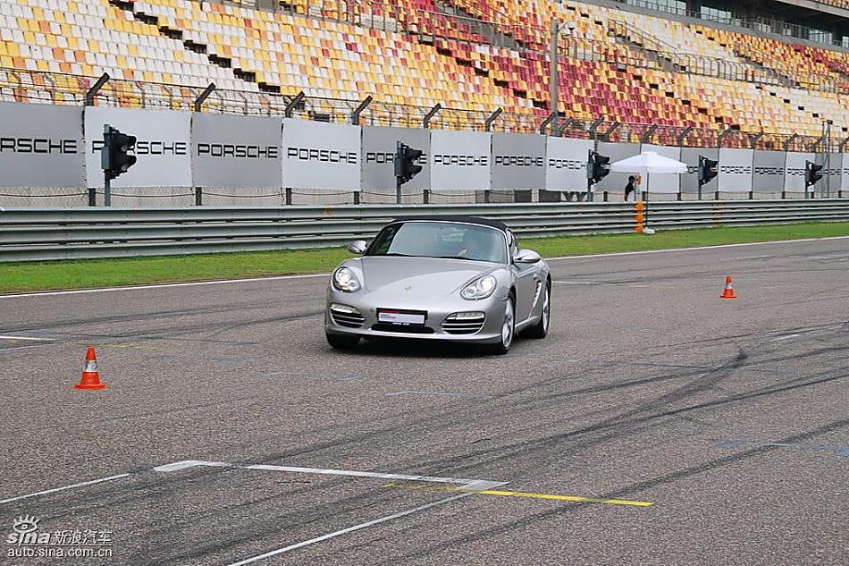 保时捷Boxster绕桩
