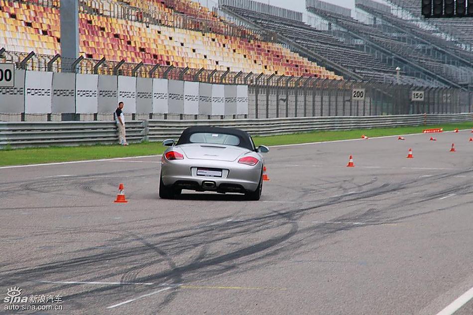 保时捷Boxster绕桩