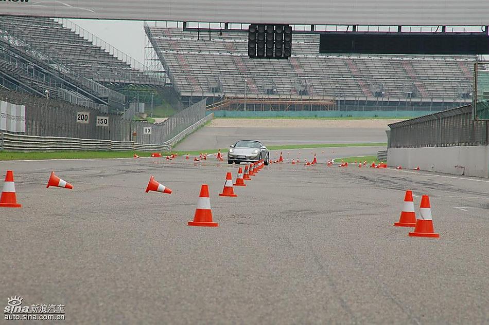 保时捷Boxster绕桩