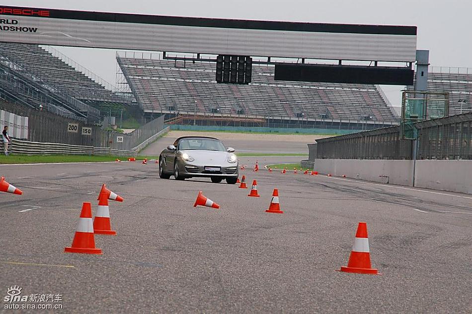保时捷Boxster绕桩
