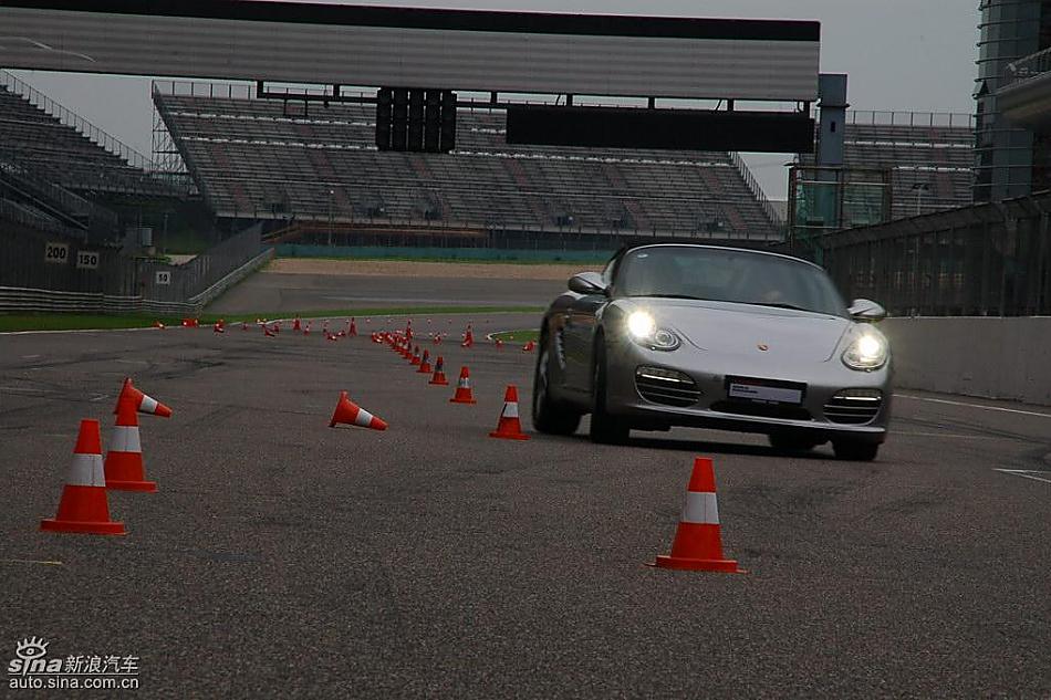 保时捷Boxster绕桩