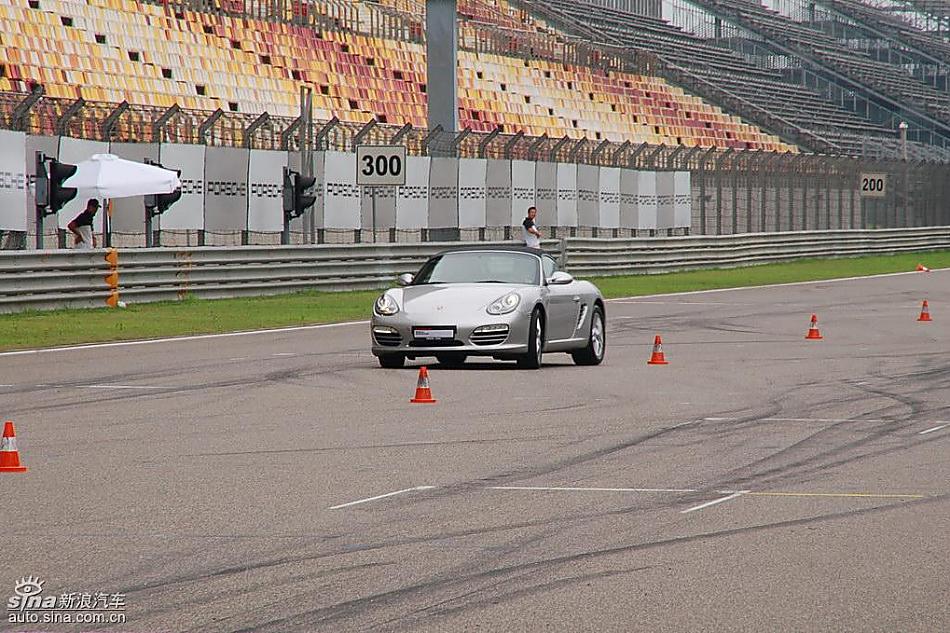 保时捷Boxster绕桩