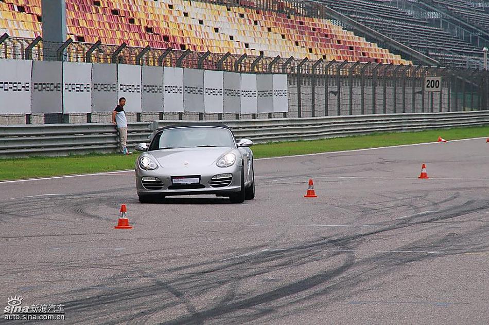 保时捷Boxster绕桩