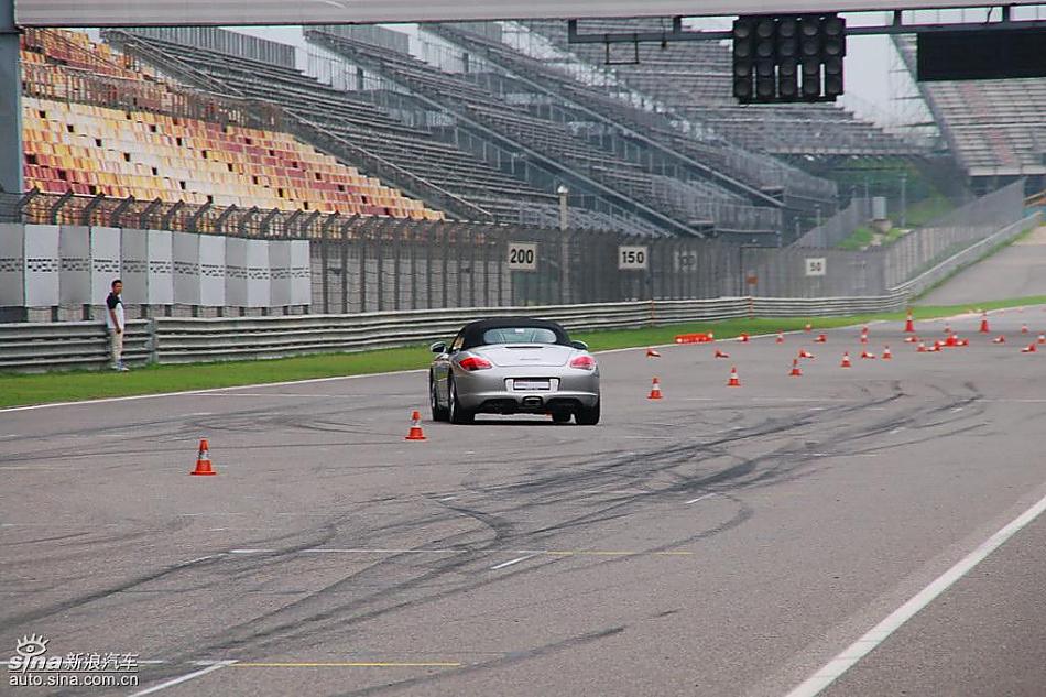 保时捷Boxster绕桩