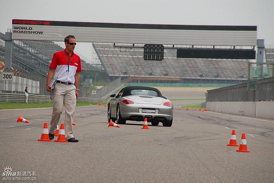 保时捷Boxster绕桩