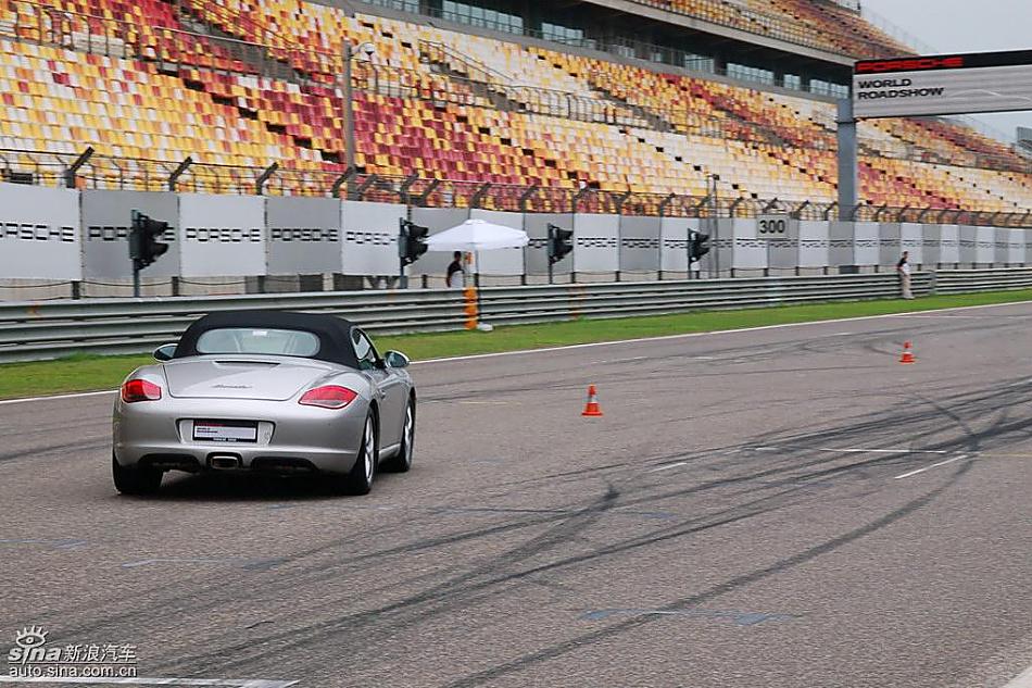保时捷Boxster绕桩
