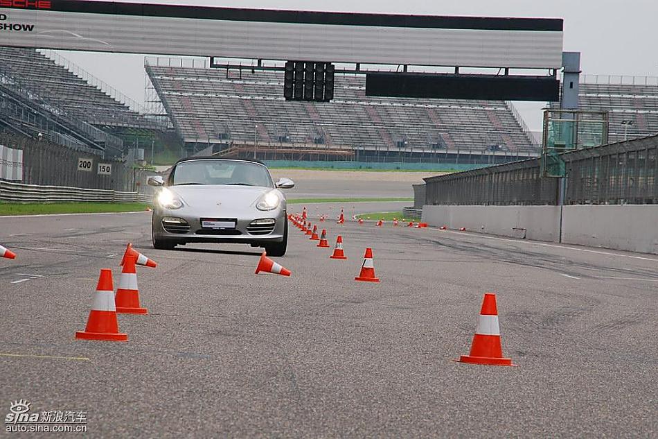 保时捷Boxster绕桩
