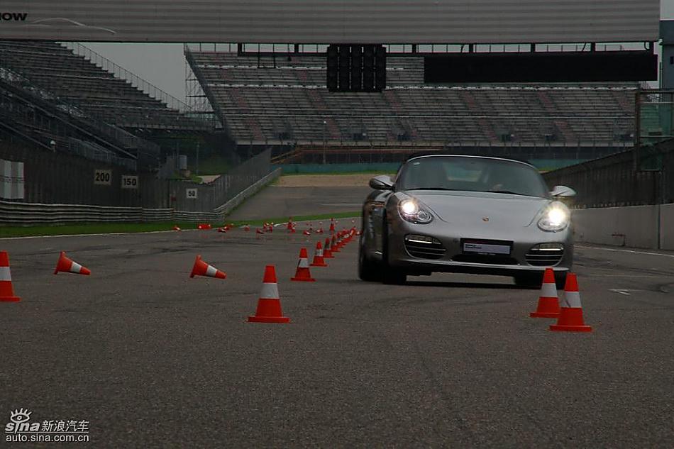 保时捷Boxster绕桩