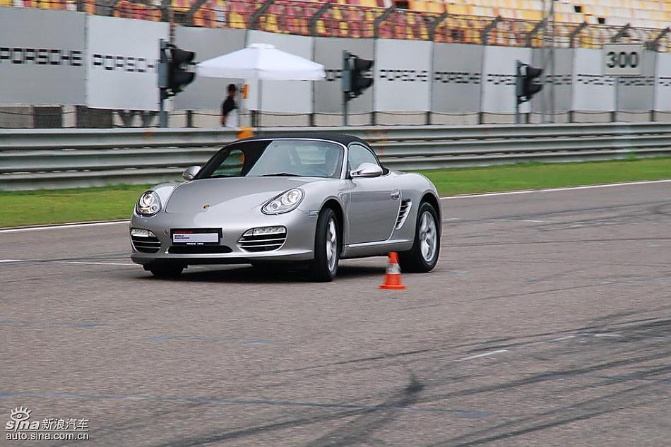 保时捷Boxster绕桩