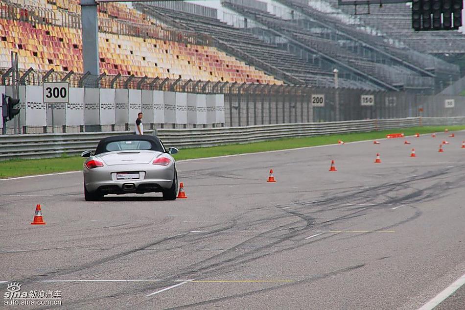 保时捷Boxster绕桩