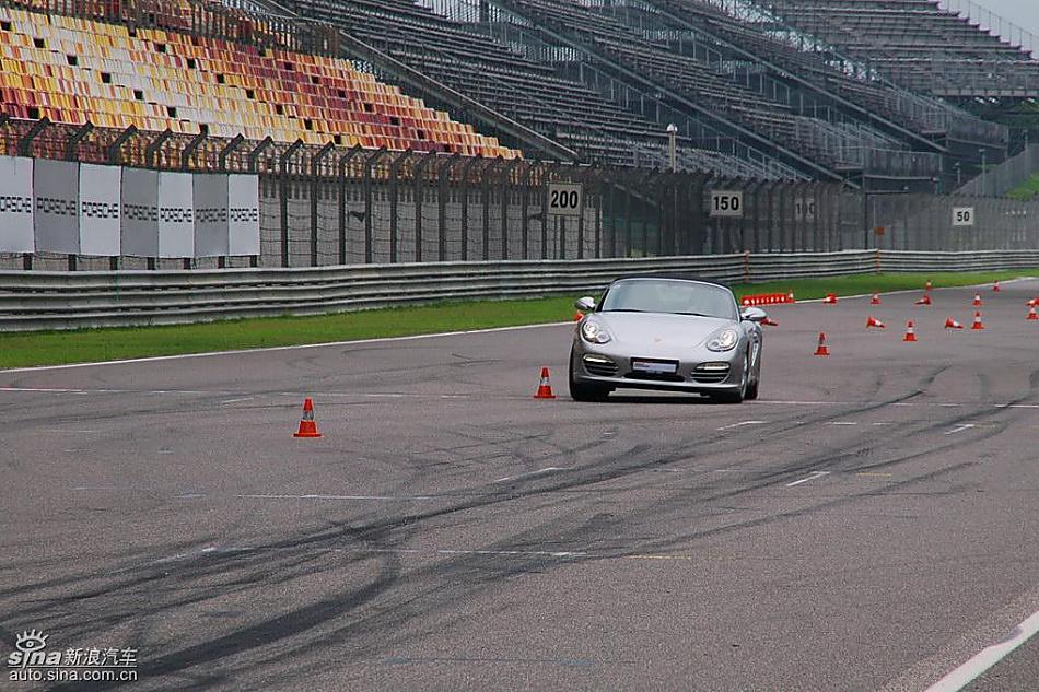 保时捷Boxster绕桩