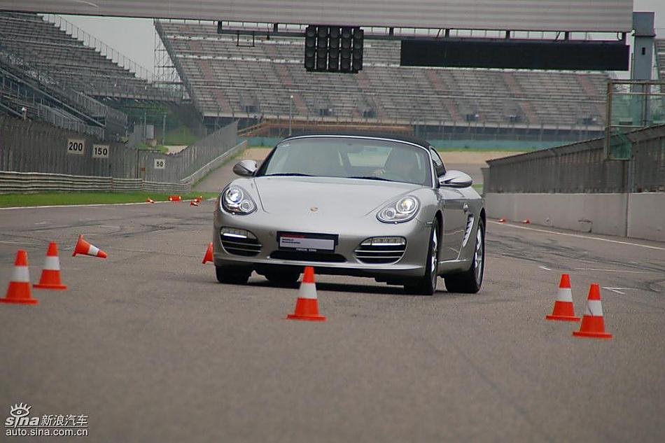 保时捷Boxster绕桩