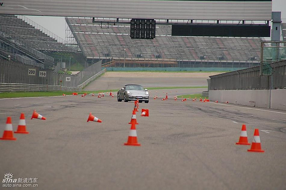 保时捷Boxster绕桩