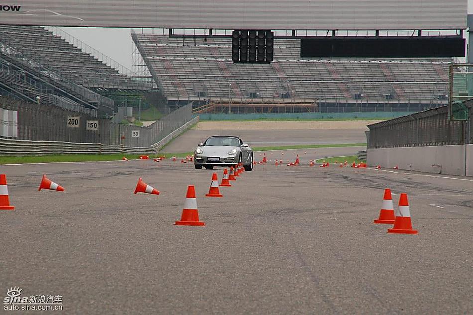 保时捷Boxster绕桩