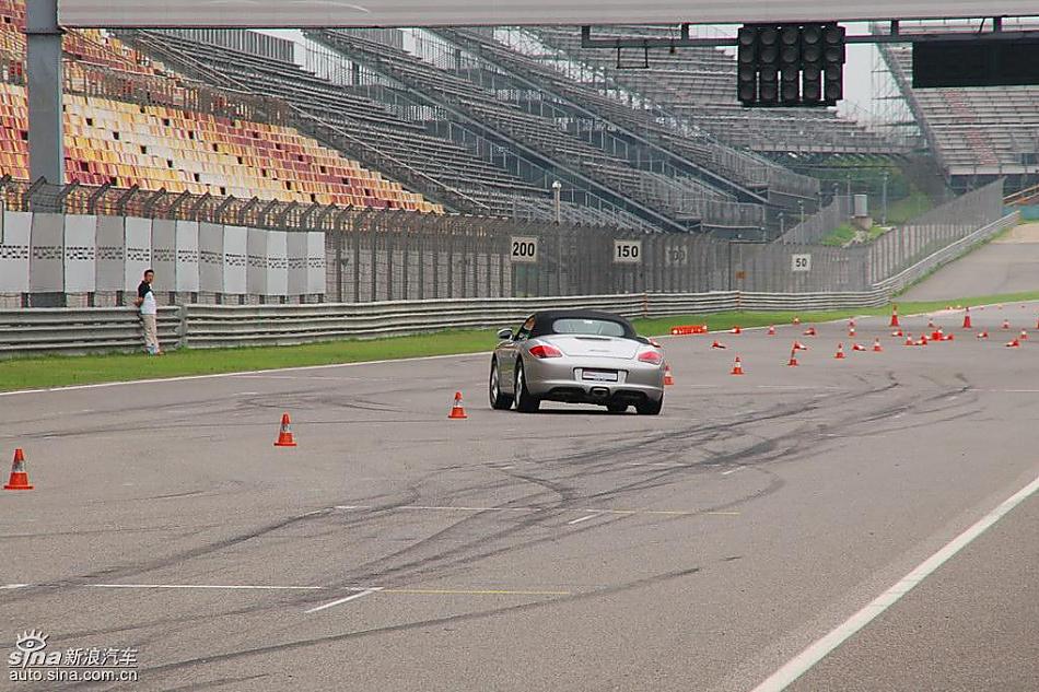 保时捷Boxster绕桩