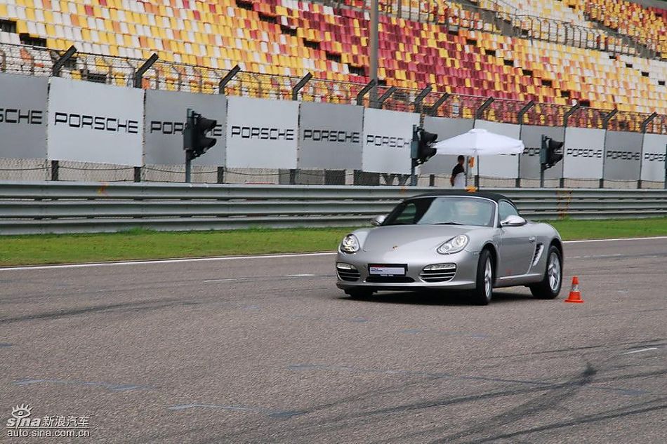 保时捷Boxster绕桩