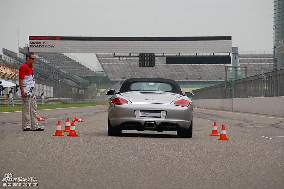 保时捷Boxster绕桩