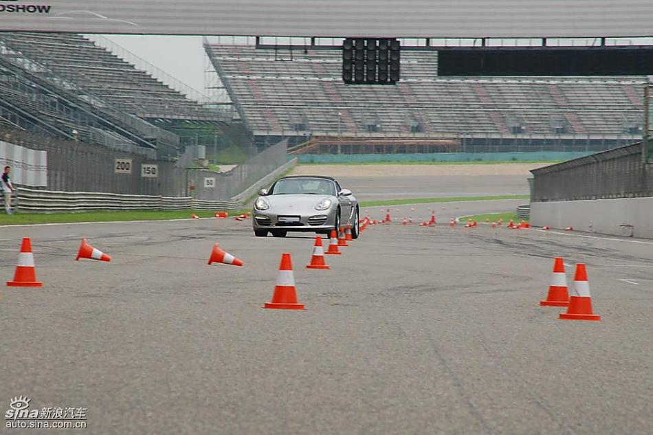 保时捷Boxster绕桩
