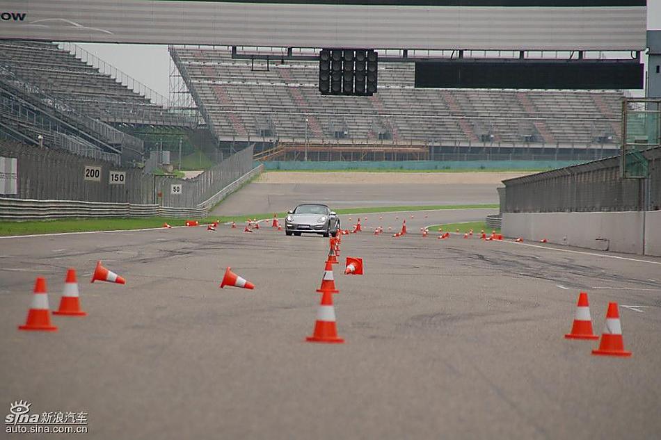 保时捷Boxster绕桩